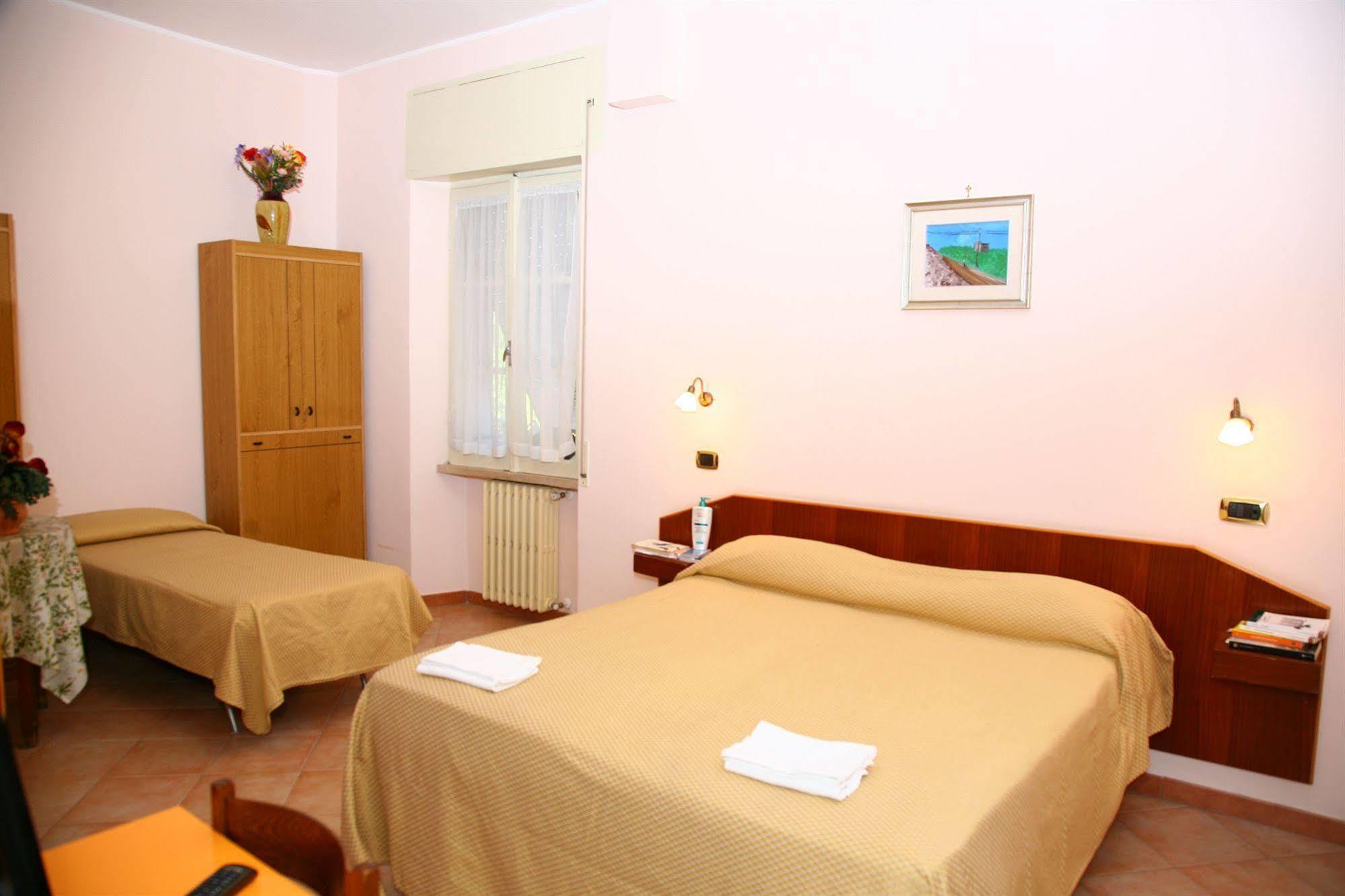 Hotel Eliseo ฟีอุจจี ภายนอก รูปภาพ